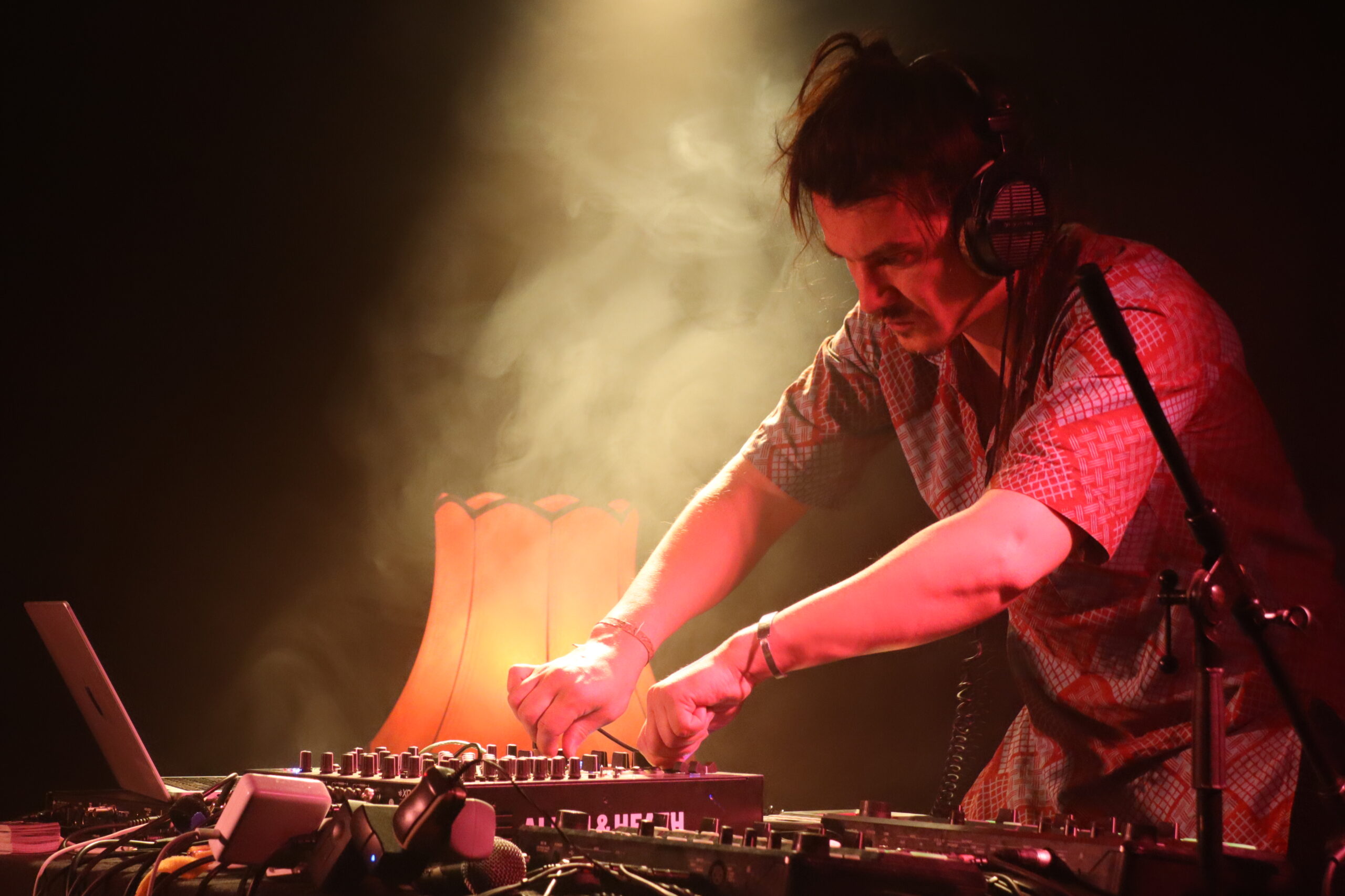 Arystan Petzold bei einer Live Performance auf der Bühne