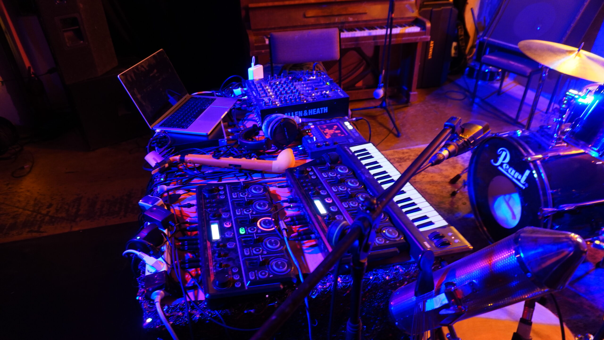 Bühnen-Setup für eine Hybrid Performance