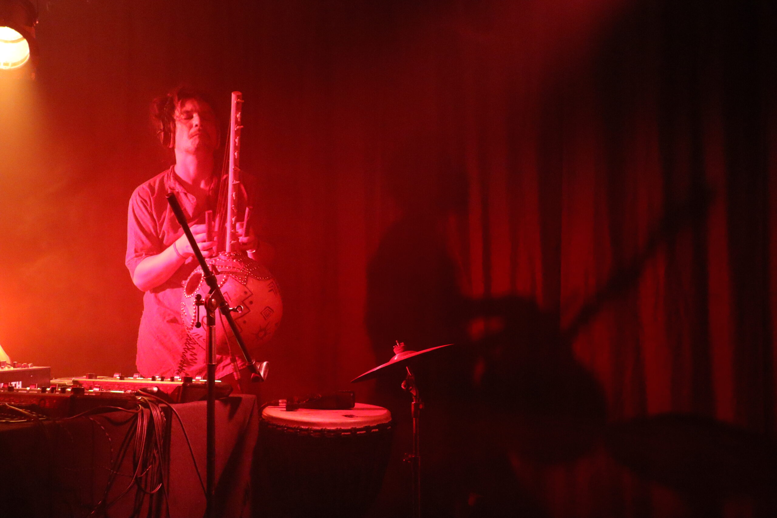 Arystan Petzold bei einer roten Live-Looping-Performance