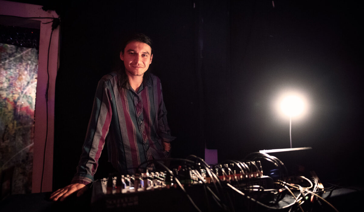 Arystan Petzold an Mischpult und technischem Setup