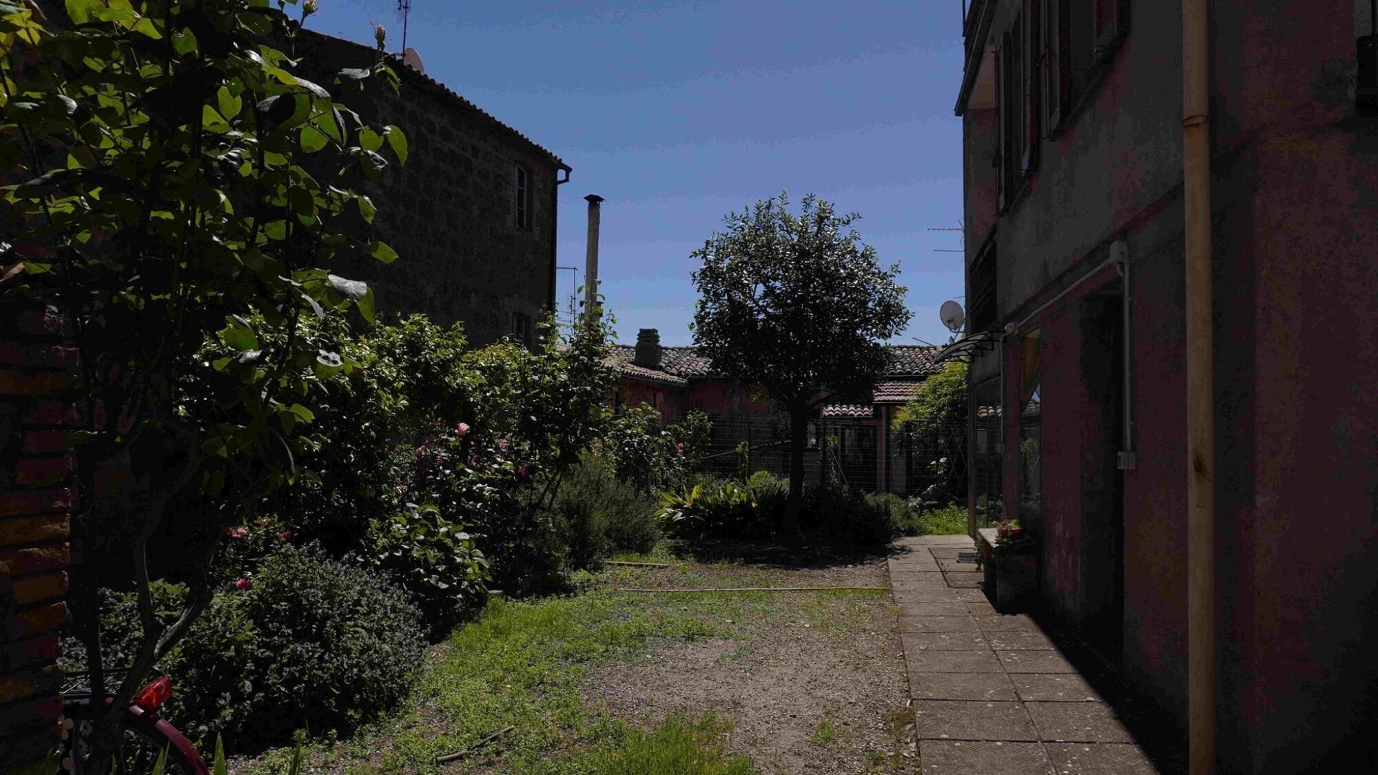Garten im historischen Ortskern von Porano als gemeinsamer und ruhiger Ort
