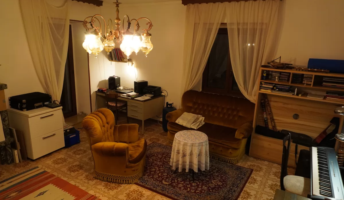 Wohn- und Arbeitsraum mit Instrumenten im Haus in Porano