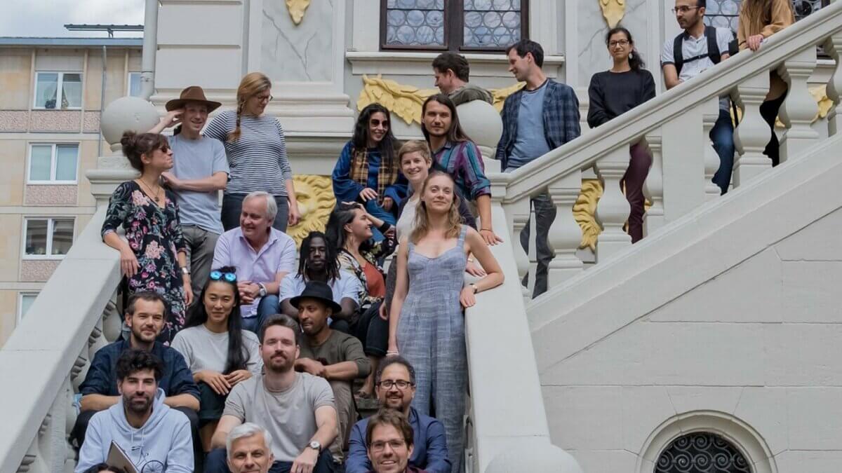 Gruppenfoto eines Team-Musikprojekts