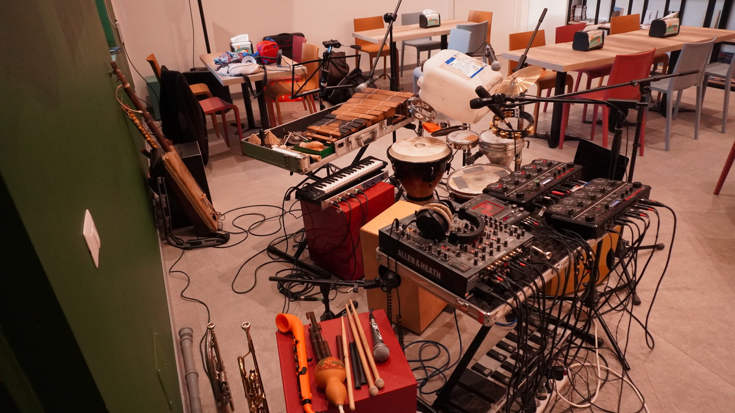 Musikinstrumente und technisches Equipment für Workshops