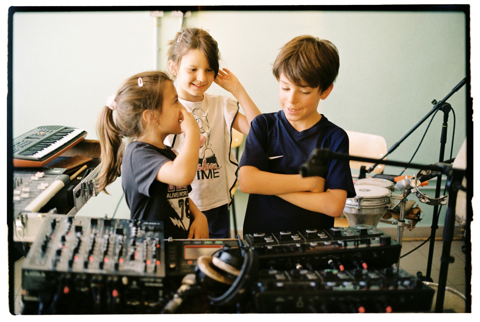 Kinder mit Instrumenten und technischem Equipment im Musikworkshop